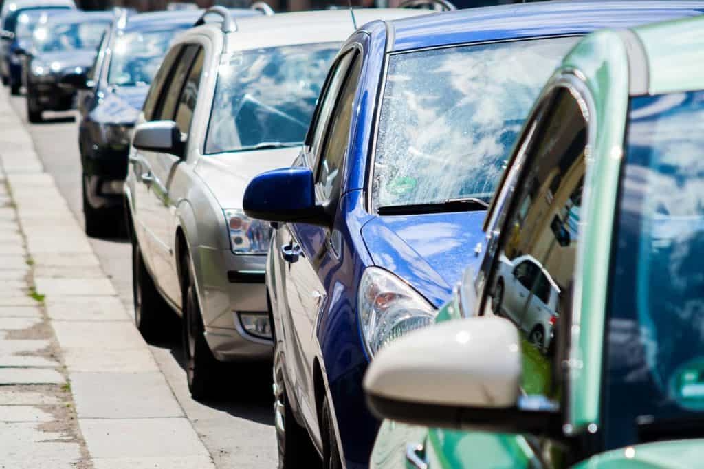 ילד נעול במכונית