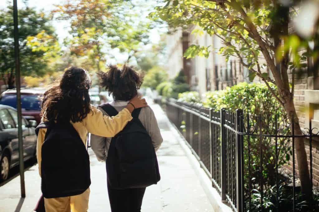 נערות חוזרות מהבית ספר לאחר שעברו הטרדה מינית