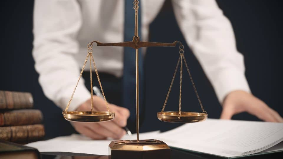מתי מוצדק לפנות לעורך דין בנוגע לסכסוכי שכנים?